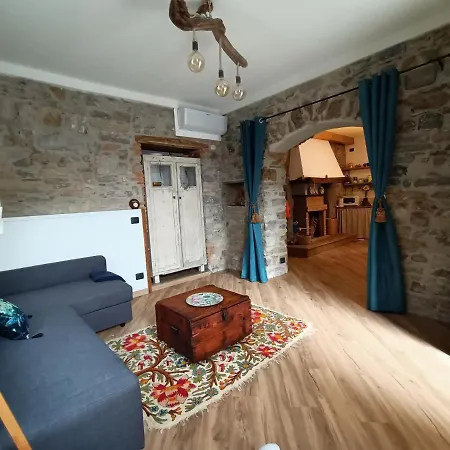 בית נופש Casa Virginia Nel Borgo ליירנה